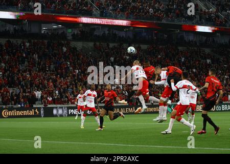 Curitiba, Parana, Brasil. 25th Apr, 2023. (SPO) Coppa del Brasile : Atletico PR vs CRB. 25 aprile 2023, Curitiba, Parana, Brasile: La squadra di Athletico Paranaense celebra la vittoria e la classificazione su CRB sulle penalità nel gioco valido per la 3rd fase, gioco 2 di Ã¢â‚¬Å“Copa do Brasil 2023,Ã¢â‚¬Â Ã¢â‚¬ËœBrazil Soccer CupÃ¢â‚¬â„¢ all'Arena da Baixada martedì (25.) Credit: Edson de Souza/Thenews2 (Credit Image: © Edson De Souza/TheNEWS2 via ZUMA Press Wire) SOLO PER USO EDITORIALE! Non per USO commerciale! Foto Stock