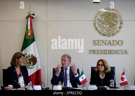 Non esclusiva: 25 aprile 2023, Città del Messico, Messico: L'Ambasciatore canadese in Messico, Graeme Clark e Brankica Brusin, Segretario per l'immigrazione di Foto Stock