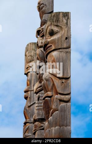 Primo Nations totem poli primo piano dei nativi Gitxsan in Gitanyow o Kitwancool, British Columbia, Canada. Foto Stock