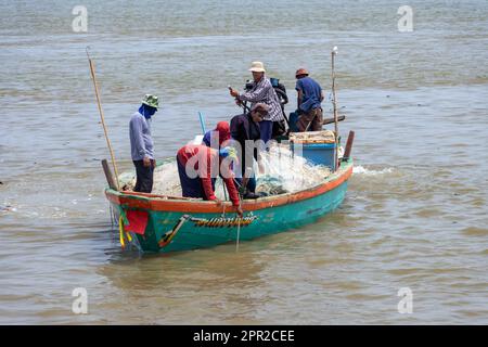 SAMUT PRAKAN, THAILANDIA, MAR 14 2023, i pescatori navigano su una chiatta di pesca con una rete, Thailandia Foto Stock