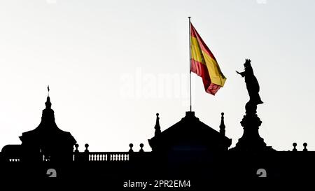 Vista sulla cupola della Basilica di nostra Signora della Misericordia, una chiesa in stile barocco a Barcellona, dal lungomare Foto Stock