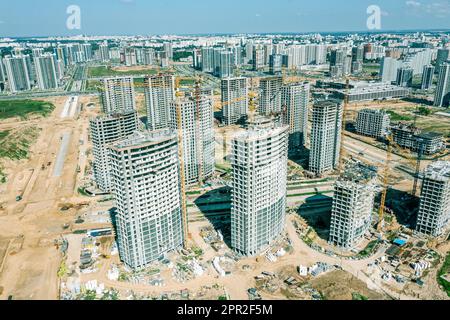 volo aereo in drone su un nuovo cantiere urbano. alti edifici di appartamenti in costruzione. Foto Stock