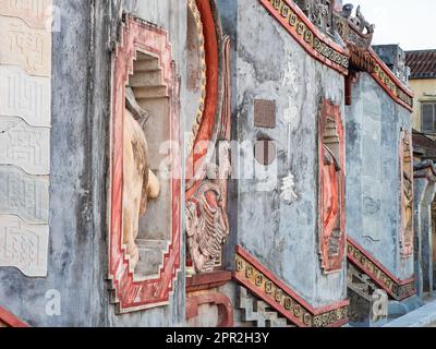 Particolare del Tempio di Ba Mu a Hoi An, provincia di Quang Nam, Vietnam. La città vecchia di Hoi An è un sito patrimonio dell'umanità ed è famosa per il suo ben conservato Foto Stock