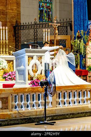 Intramuros,Maniila,Filippine-Gennaio 07 2023: Una giovane coppia filippina è sposata all'altare della Cattedrale dell'Immacolata Conceptio di Manila Foto Stock