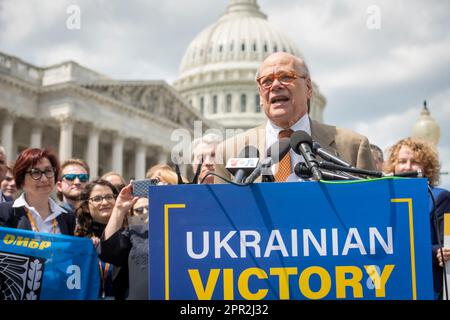 Washington, Stati Uniti. 25th Apr, 2023. Il rappresentante degli Stati Uniti Steve Cohen (democratico del Tennessee) offre osservazioni su una risoluzione della Vittoria Ucraina durante una conferenza stampa al Campidoglio degli Stati Uniti a Washington, DC, USA, martedì 25 aprile, 2023. Foto di Rod Lamkey/CNP/ABACAPRESS.COM Credit: Abaca Press/Alamy Live News Foto Stock