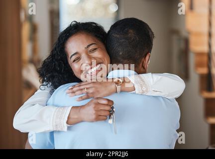 Chiavi della casa, nuova casa o coppia hugging felice per il bene immobile, investimento della proprietà o successo dell'appartamento. Sogno, amore o indiano che abbraccia un eccitato Foto Stock
