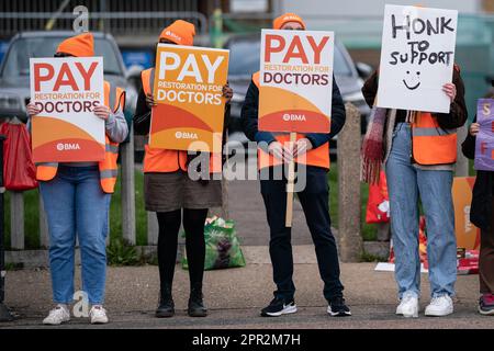 Foto del file datata 14/04/23 di medici neocampanti NHS sulla linea picket. Secondo una nuova ricerca, la preoccupazione per l'NHS è aumentata sullo sfondo del più grande sciopero dei medici della storia. Foto Stock