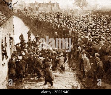 Royal Shrovetide Football Match, Ashbourne, inizio 1900s Foto Stock