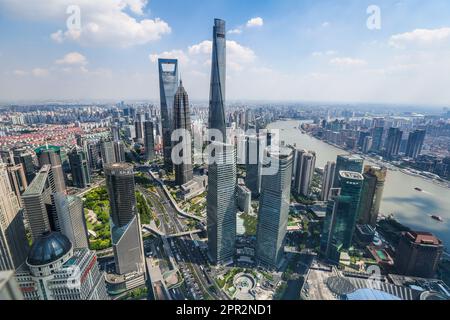 Vista della Torre Oriental Pearl sulla Torre di Shanghai, l'edificio più alto della Cina, il centro finanziario degli affari, i grattacieli e il fiume Huangpu Foto Stock