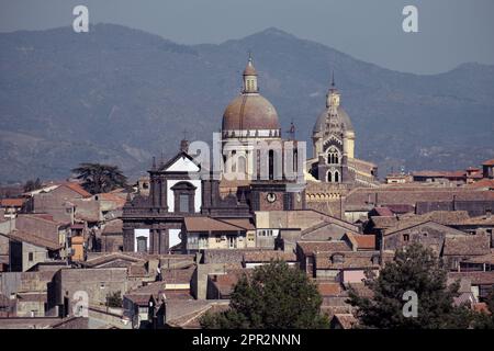 chiesa di San Martino e Basilica di Santa Maria nella città medievale di Randazzo, nel sud d'Italia, in Sicilia Foto Stock