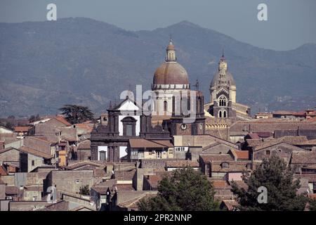 chiesa di San Martino e Basilica di Santa Maria nella città medievale di Randazzo, nel sud d'Italia, in Sicilia Foto Stock