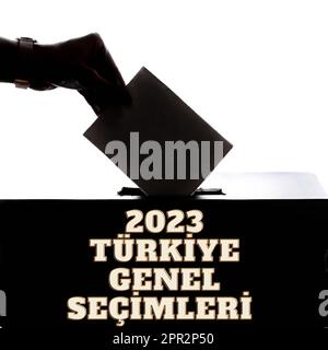 Illustrazione con l'iscrizione "elezioni generali turche del 2023" in turco e una cassa elettorale con voto a mano maschile Foto Stock