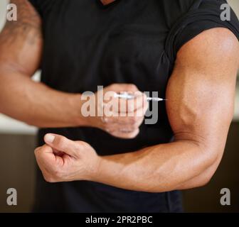 Braccio, steroidi e siringa con un bodybuilder uomo utilizzando un ago per un bicep muscolo iniezione closeup. Fitness, salute e testosterone con un maschio Foto Stock