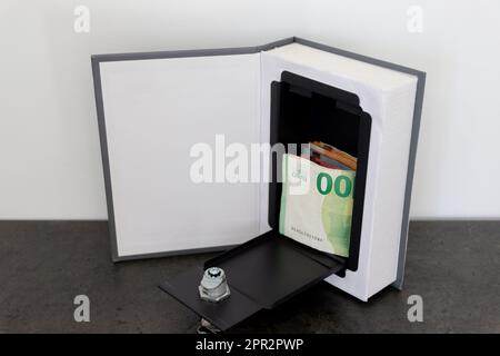 Prenota la cassaforte con oggetti di valore Foto stock - Alamy