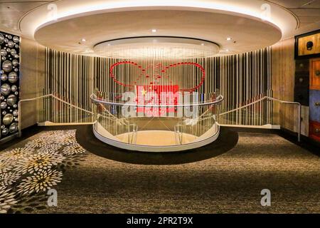 Bandiera nazionale cinese sulle scale della nave da crociera americana Quantum of the Seas, navi Royal Caribbean RCCL, crociere sul Mar Cinese, lampadario con perle di vetro Foto Stock