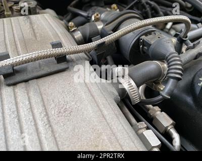 Dettaglio primo piano di un motore per auto Flat-Four (boxer) sotto il cofano aperto. Vista diagonale. Foto Stock