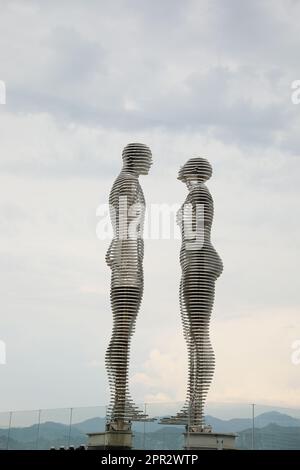 BATUMI, GEORGIA - 31 MAGGIO 2022: Composizione scultorea mobile Ali e Nino Foto Stock