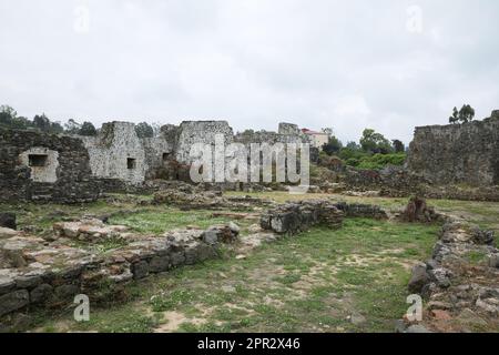 Georgia, Tsikhisdziri - 07 luglio 2022: Antiche rovine di pietra sulla fortezza di Petra Foto Stock