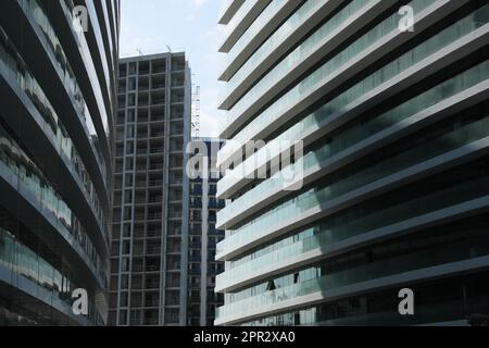 BATUMI, GEORGIA - 10 GIUGNO 2022: Vista degli edifici moderni nelle giornate di sole Foto Stock