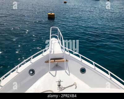 Il gambo, la parte anteriore, la prua della nave, la barca, il bordo di crociera nel ricorso tropicale con acqua blu del mare e copia il posto. Foto Stock