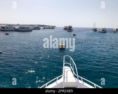 Lo stelo, la parte anteriore, la prua della nave, la barca, la nave da crociera sullo sfondo del porto, il molo con molte navi nel resort tropicale wi Foto Stock