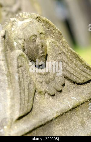 Angelo scolpito sulla lapide, Rothbury, Northumberland Foto Stock