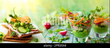 Varietà di antipasti sani: Toast e insalate con verdure fresche Foto Stock