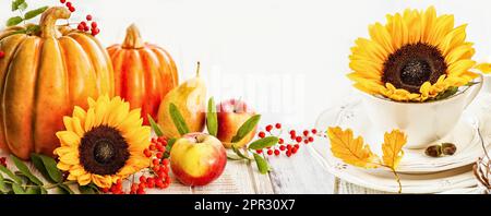 Sfondo autunnale con frutta di stagione, verdure e fiori Foto Stock