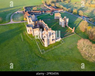 vista aerea delle rovine nel parco di cowdray vicino al midhurst west sussex Foto Stock