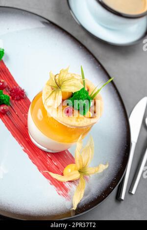 Panna cotta su un tavolo di pietra in un raffinato ristorante Foto Stock