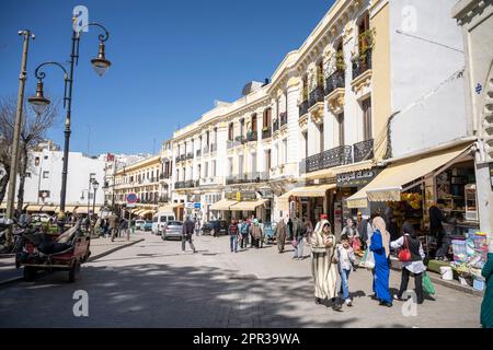 Edifici di stile coloniale nelle strade di Tanger. Foto Stock