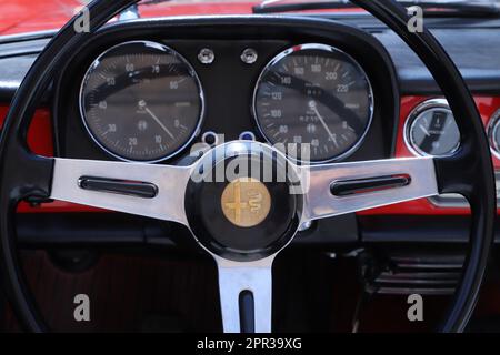 Italia, aprile 2023, dettaglio interno della vettura d'epoca Alfa Romeo Spider Duetto, esposizione pubblica delle auto classiche Foto Stock