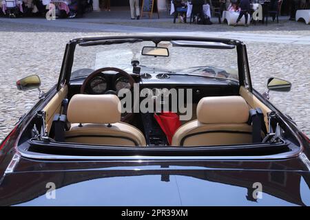 Italia, aprile 2023, dettaglio interno della vettura d'epoca Alfa Romeo Spider Duetto, esposizione pubblica delle auto classiche Foto Stock