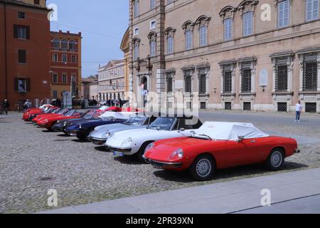 Modena, Italia, aprile 2023, mostra automobilistica pubblica della classica auto d'epoca Alfa Romeo Spider Duetto in piazza Roma Foto Stock