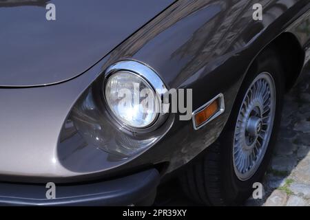 Italia, aprile 2023, dettaglio esterno dell'Alfa Romeo Spider Duetto vintage, mostra pubblica di auto classiche Foto Stock