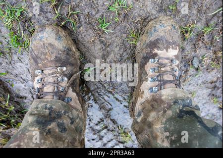 Stivali tattici sporchi del soldato dopo le esercitazioni nel fango. Foto Stock