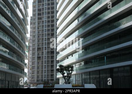 BATUMI, GEORGIA - 10 GIUGNO 2022: Vista degli edifici moderni nelle giornate di sole Foto Stock