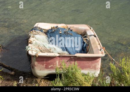 Vecchia barca abbandonata sulla riva nel sud del Portogallo Foto Stock