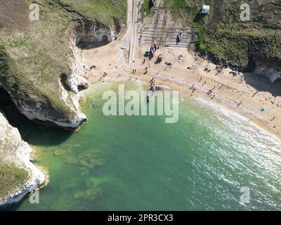 Ripresa aerea di una spiaggia appartata con una piccola collina situata nel mezzo delle acque turchesi a North Landing a Flamborough Foto Stock