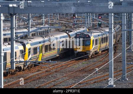 Treni suburbani elettrici alla Stazione di Wellington, Isola del Nord, Nuova Zelanda Foto Stock