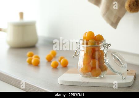 Vasetto di decapaggio con pomodori freschi sul banco in cucina. Spazio per il testo Foto Stock