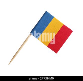 Piccola bandiera di carta della Romania isolato su bianco Foto Stock