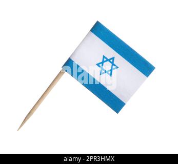 Piccola bandiera di carta di Israele isolato su bianco Foto Stock