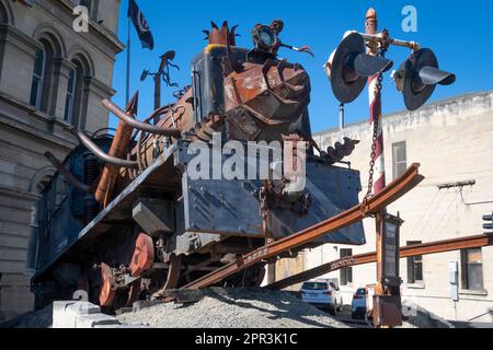 Locomotiva steampunk fuori dal museo "Steampunk Headquarters", Oamaru, North Otago, South Island, Nuova Zelanda Foto Stock