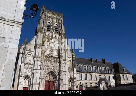 Facciata ovest della chiesa abbaziale di Saint-Riquier nel dipartimento della Somme di Hauts-de-France, vicino Abbeville, Francia. Architetto di stile gotico fiammeggiante Foto Stock
