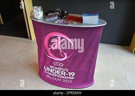 Tubize, Belgio - 26 aprile : immagine che mostra una scrivania durante il torneo UEFA European Women’s Under-19 Championship 2022/23 Final Tournament Draw al Royal Belgian Football Associaton base Camp il 26 aprile 2023 a Tubize, Belgio. Foto di Sportpix | David Catry Foto Stock
