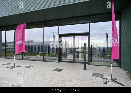 Tubize, Belgio - Aprile 26 : immagine illustrativa che mostra l'ingresso dell'edificio in vista dell'estrazione finale del torneo UEFA European Women's Under-19 Championship 2022/23 al Royal Belgian Football Associaton base Camp il 26 Aprile 2023 a Tubize, Belgio. Foto di Sportpix | David Catry Foto Stock