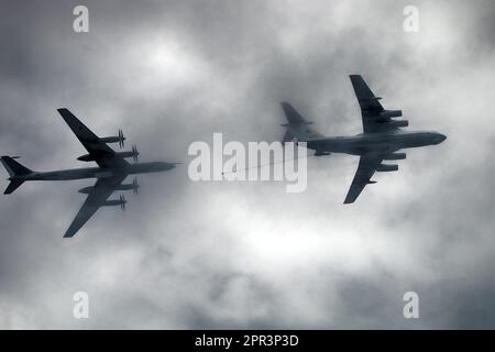 San Pietroburgo, Russia - 30 luglio 2017: Velivolo militare russo tu-142MP (NATO Bear-F) velivolo anti-sottomarino a lungo raggio e il-78 (NATO Midas) S Foto Stock