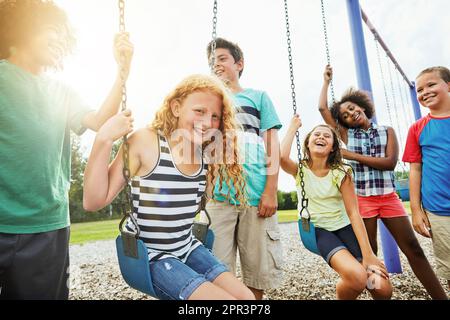 Theres mai un momento noioso quando theyre insieme. un gruppo di bambini che giocano insieme nel parco. Foto Stock