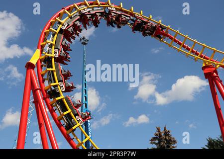 Montagne russe Boomerang al parco divertimenti prater di Vienna Foto Stock